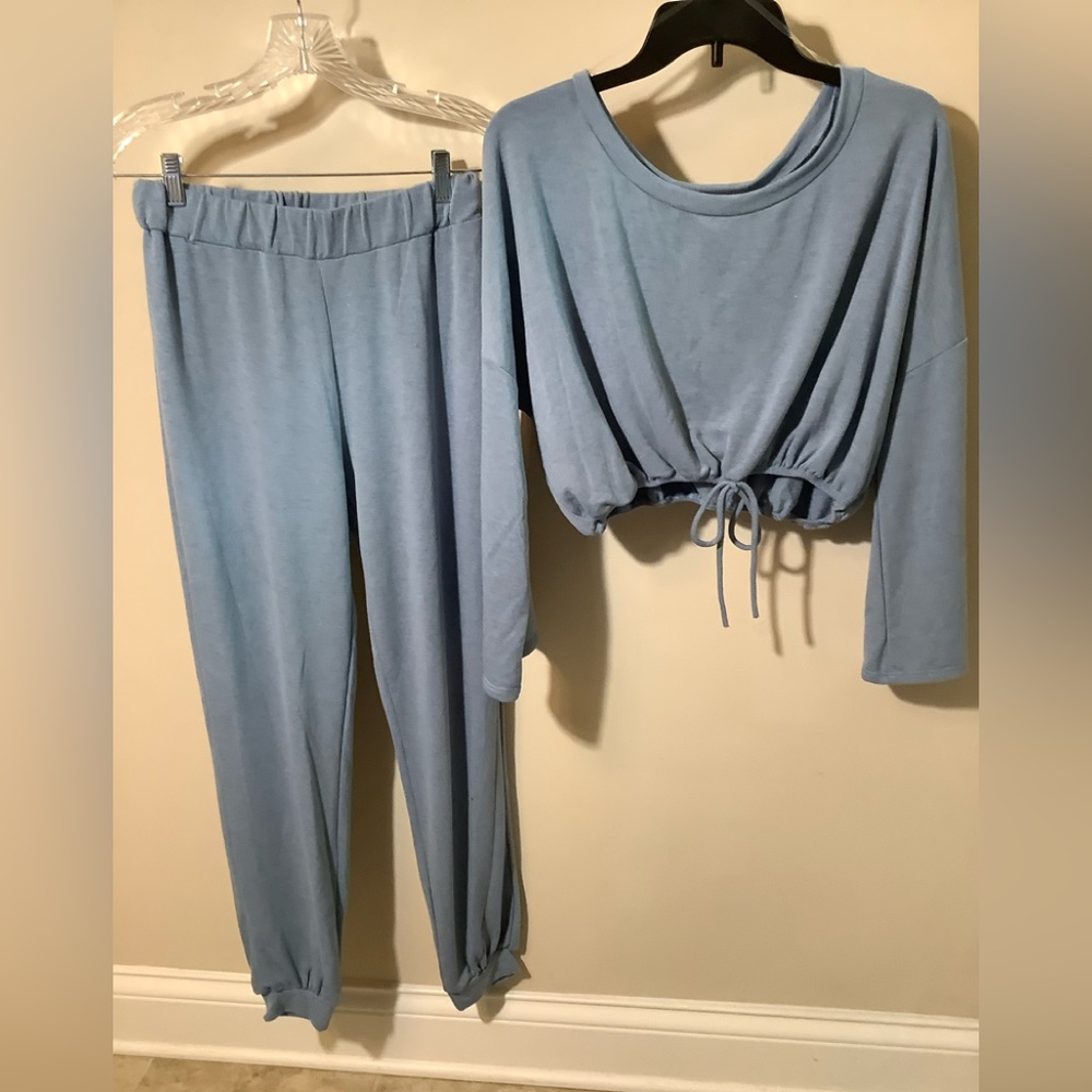 VM crop top lounge set light blue, tie on front nonfunctional size M NWOT